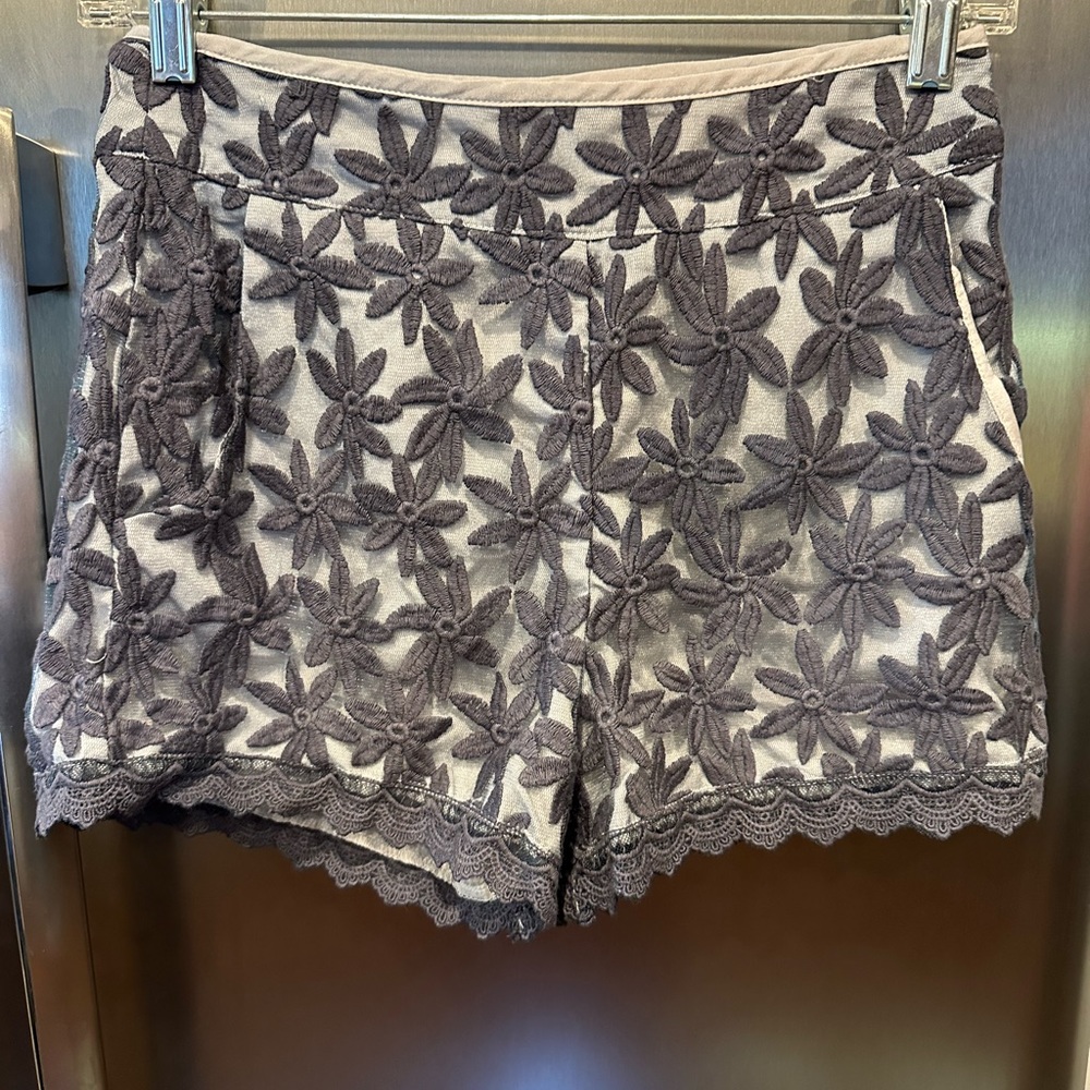 Gray shorts with pockets crochet details floral pattern side zip size small
